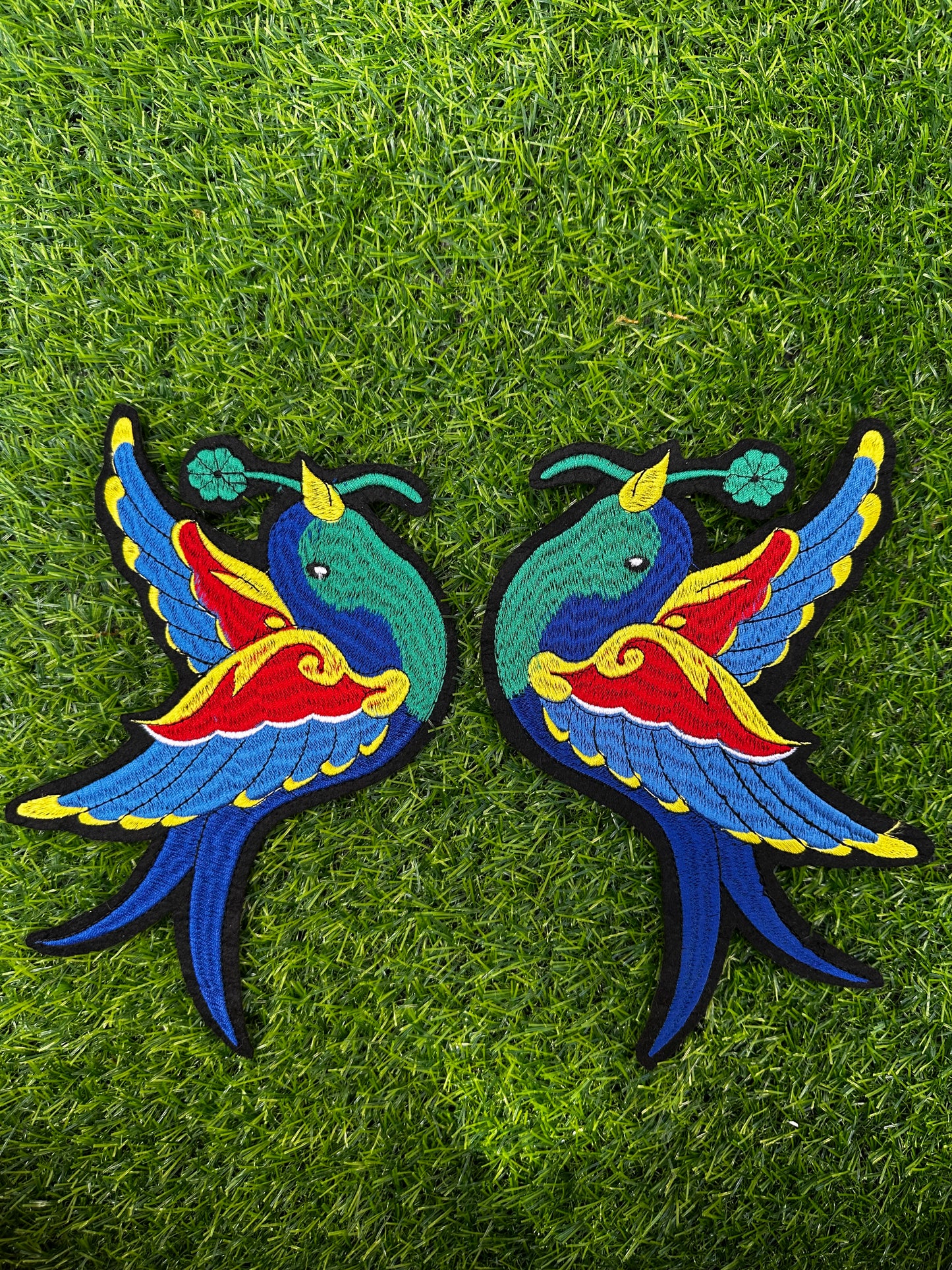 Patch Bordado Andorinhas Grande (par)