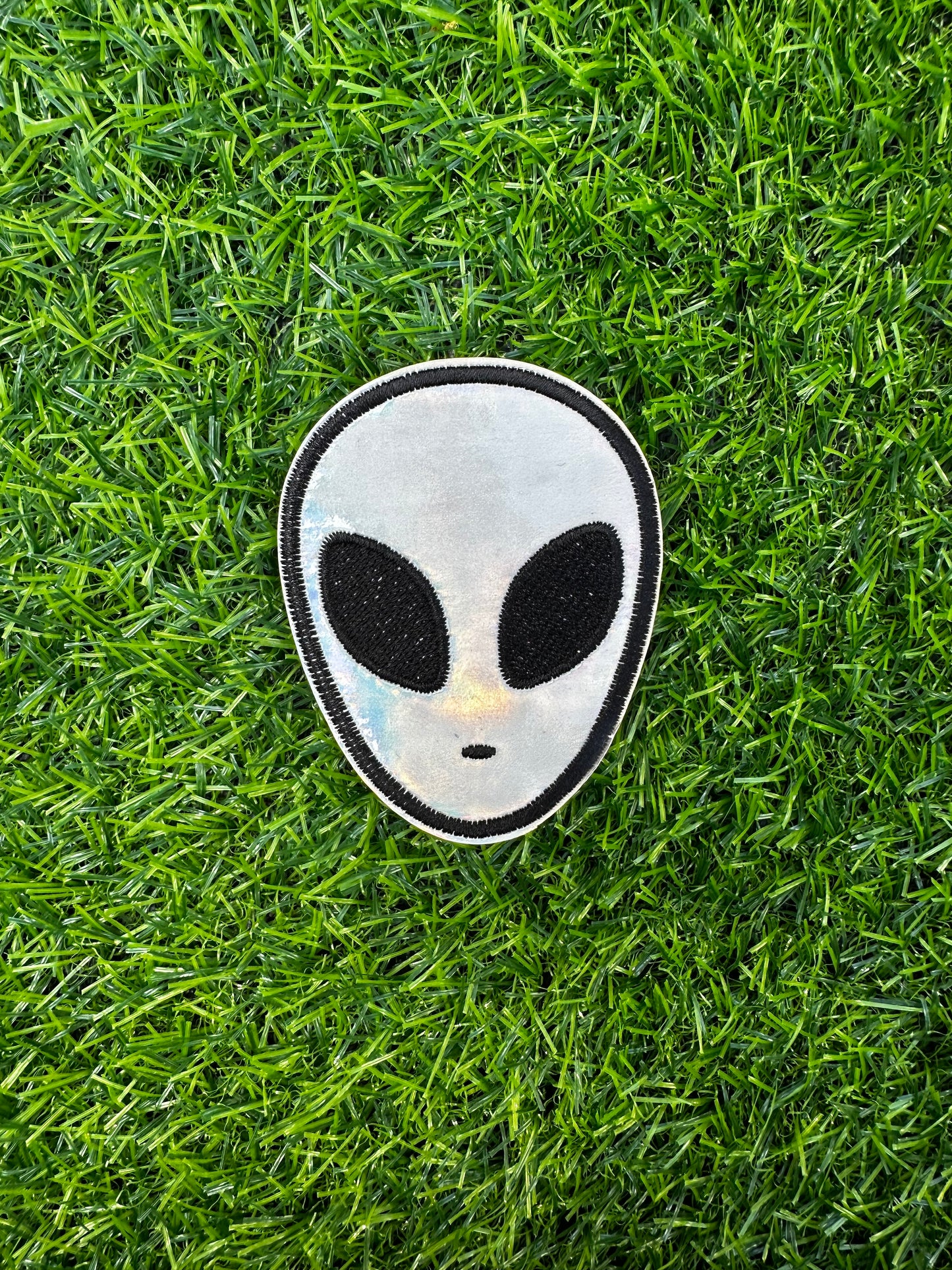 Patch Bordado Cabeça Alien Holográfica