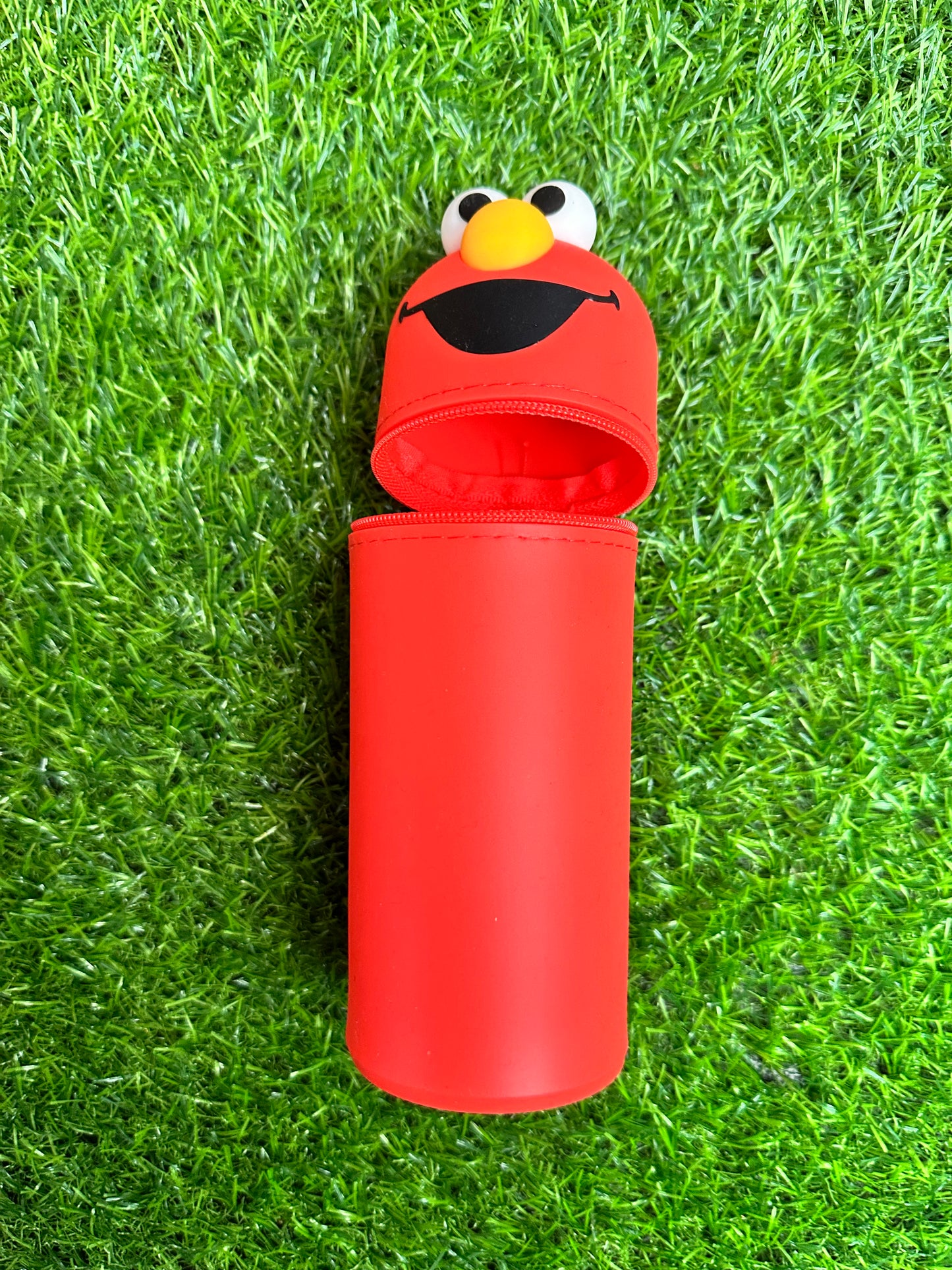 Estojo e Porta-Pincéis Retrátil Elmo Sesame Street x Wet n Wild (Ed. Limitada)